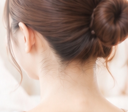 まとめ髪のうなじが美しい女性の後ろ姿